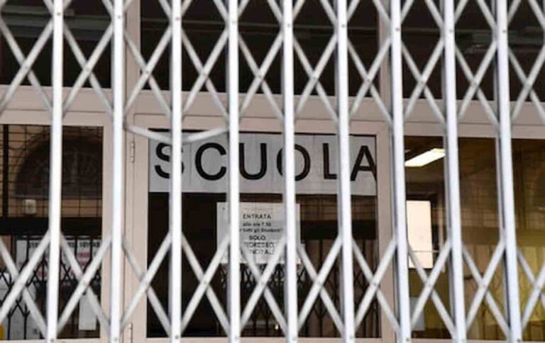 Conclusa la riunione convocata da De Luca: scuole in Campania restano chiuse, se ne riparlerà tra dieci giorni