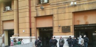 Protesta degli studenti campani sotto la sede della Regione: “Le scuole vanno riaperte!”