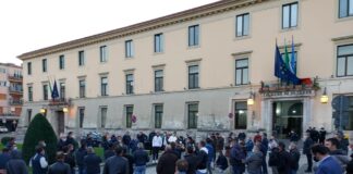 Protesta degli ambulanti davanti alla prefettura di Caserta. L’Ugl: “Assurda la chiusura di decine di aree mercato”