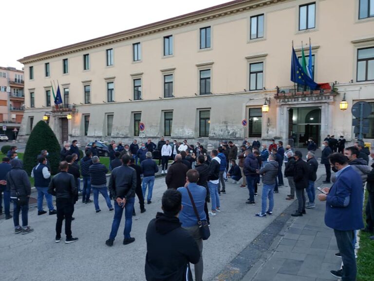 Protesta degli ambulanti davanti alla prefettura di Caserta. L’Ugl: “Assurda la chiusura di decine di aree mercato”