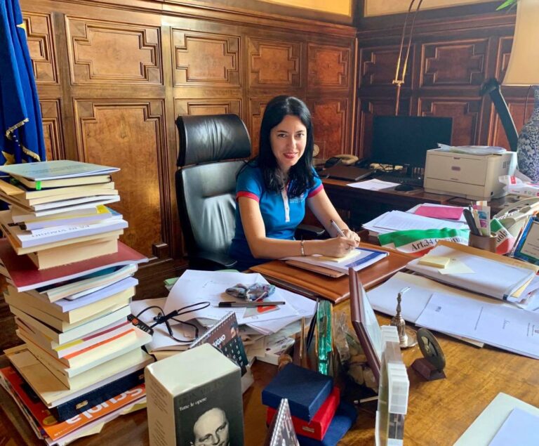 Dalla ministra Azzolina nuovo affondo sulle scuole campane: “Unica regione dove sono chiuse da marzo…”