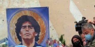 L’ex campione del mondo Conti davanti al murales in via De Meo, rende omaggio a Maradona