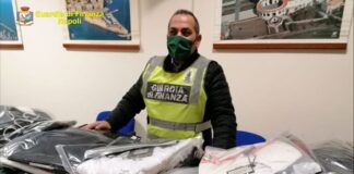 Circa 13mila capi di abbigliamento contraffatti sequestrati in due depositi di Casandrino e Giugliano