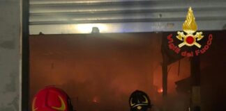 Mondragone, fiamme avvolgono un magazzino, ore di lavoro dei vigili del fuoco per spegnerle