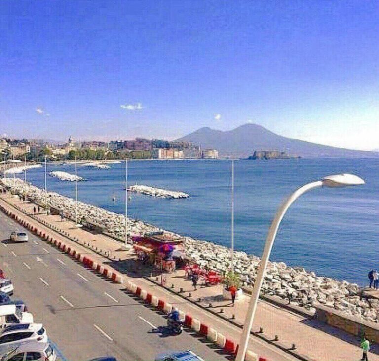 Lungomare di Napoli, lavori in corso per eliminare le buche sul marciapiede