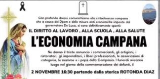 Finto corteo funebre di protesta sul lungomare di Napoli: “Le nostre attività rischiano di morire!”