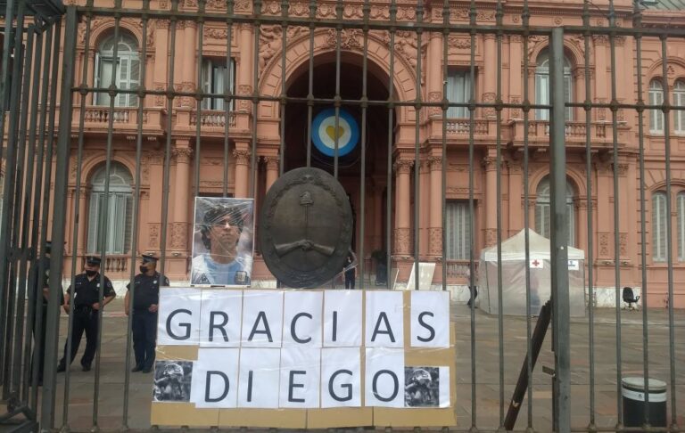 Nel palazzo presidenziale argentino l’ultimo saluto a Maradona, funerali alle ore 20 italiane