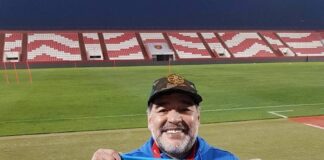 La maglietta del Napoli arriva sul feretro di Maradona, è l’ultima indossata dal fuoriclasse