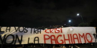 Manifestazione di protesta dei Centri sociali sul lungomare di Napoli