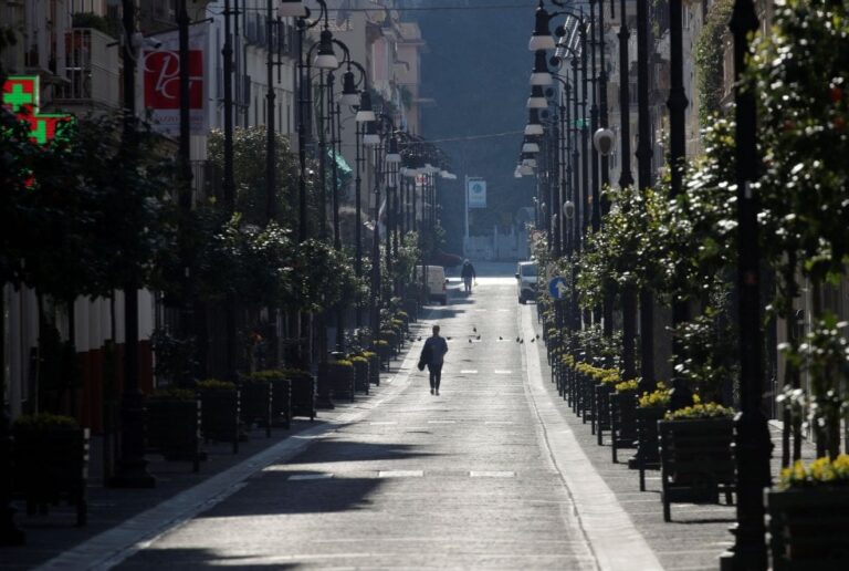 Conte annuncia il nuovo Dpcm: coprifuoco alle 21,00. Intanto in arrivo tenda-covid al Cardarelli. E riecco il bonus-bici