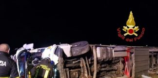 Autotreno si ribalta sulla A1 autista salvato dai vigili del fuoco