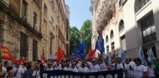 Dalla stazione centrale a via Santa Lucia, prosegue la protesta dei lavoratori Whirlpool