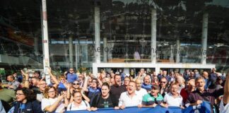 Non si fermano i cortei dei lavoratori Whirpool di Napoli, la protesta arriva all’aeroporto di Capodichino
