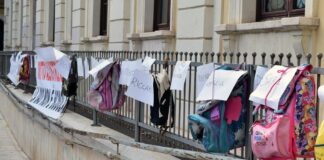 Zaini appesi ai cancelli delle scuole, protesta un gruppo di mamme napoletane