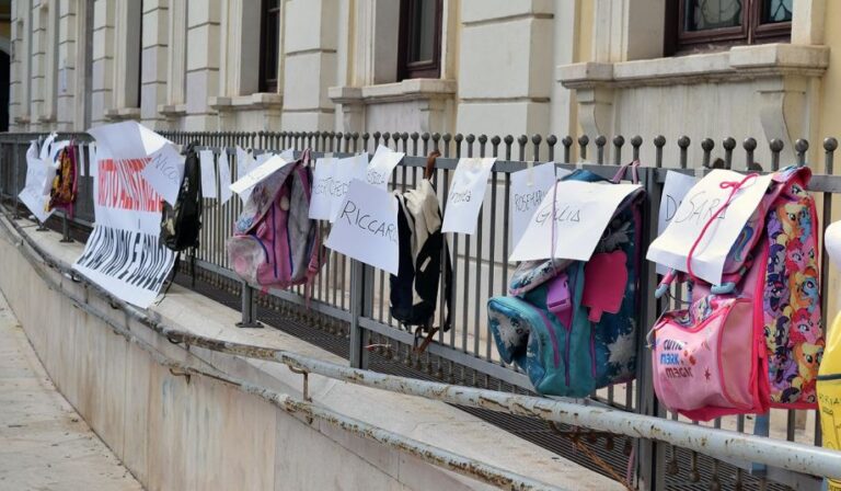 Zaini appesi ai cancelli delle scuole, protesta un gruppo di mamme napoletane