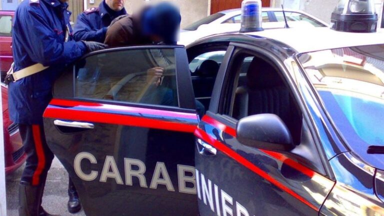 Napoli, scontro tra clan per il controllo dello spaccio: tre persone in manette