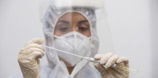 Contagi record a Napoli, l’allarme dei medici: “Troppi pazienti, tamponi finiti”