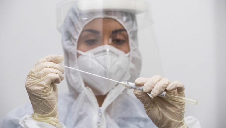 Contagi record a Napoli, l’allarme dei medici: “Troppi pazienti, tamponi finiti”
