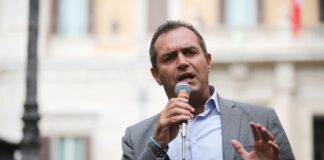 De Magistris: “Noi in zona gialla? Ma se gli ospedali sono al collasso…”