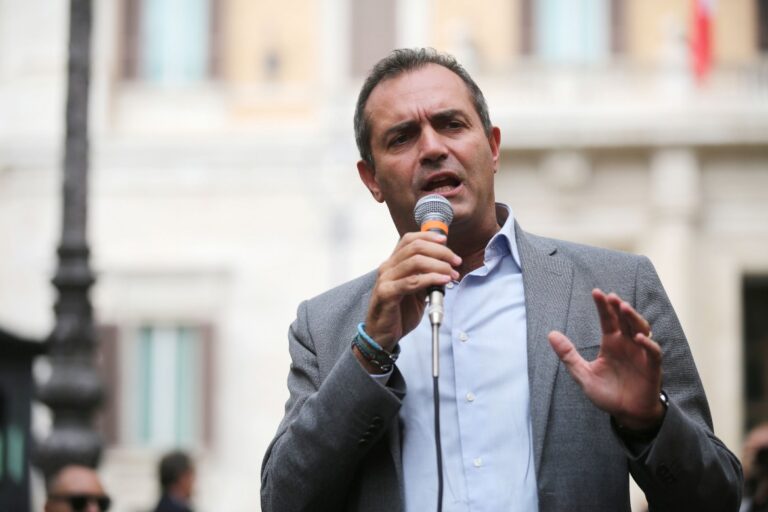 De Magistris: “Noi in zona gialla? Ma se gli ospedali sono al collasso…”