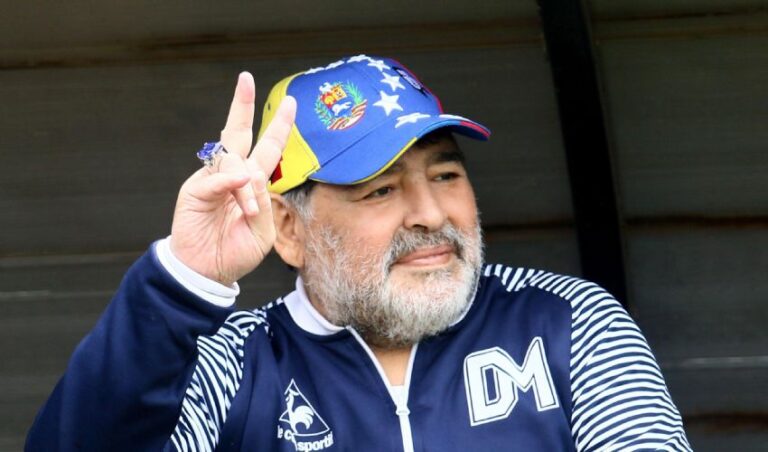 Migliorano le condizioni di Maradona, ma ancora non può lasciare l’ospedale