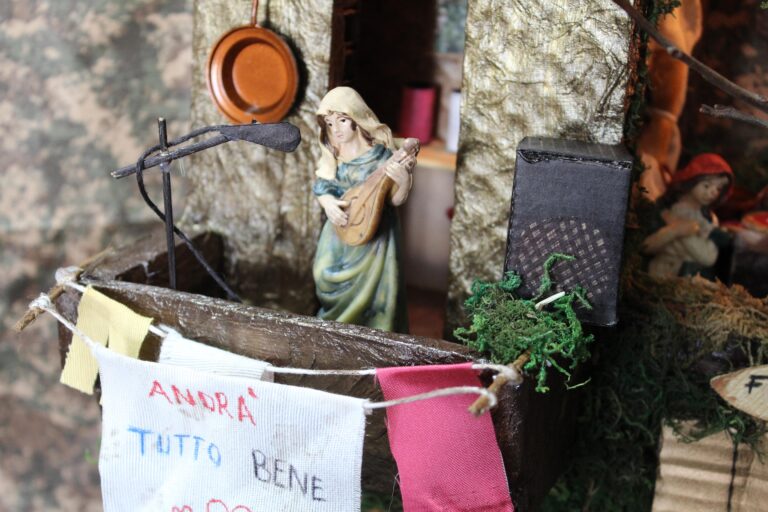 Sant’Antonio Abate, il presepe ai tempi del Covid: l’opera magica e amara di Costantino Imparato