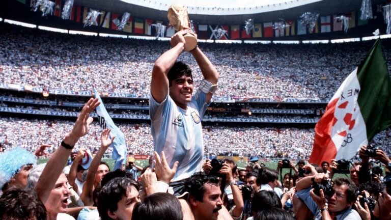 Moralisti a prescindere attenzione! Si stava celebrando Maradona come calciatore unico, mica come nuovo direttore dell’Agenzia delle entrate!