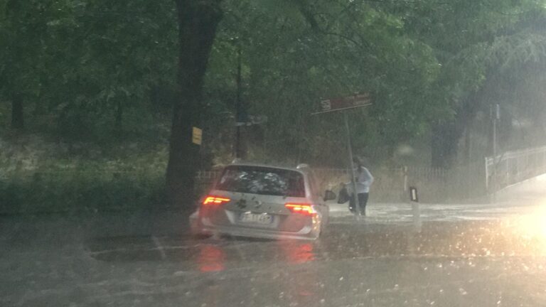 Maltempo: danni a Napoli e nel salento, nel casertano autista salva famiglia