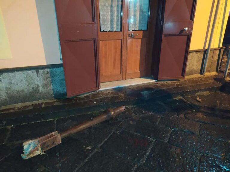 Marcianise, si stacca il batacchio della chiesa dell’Annunziata. Il sindaco Velardi: “Area transennata e messa in sicurezza”
