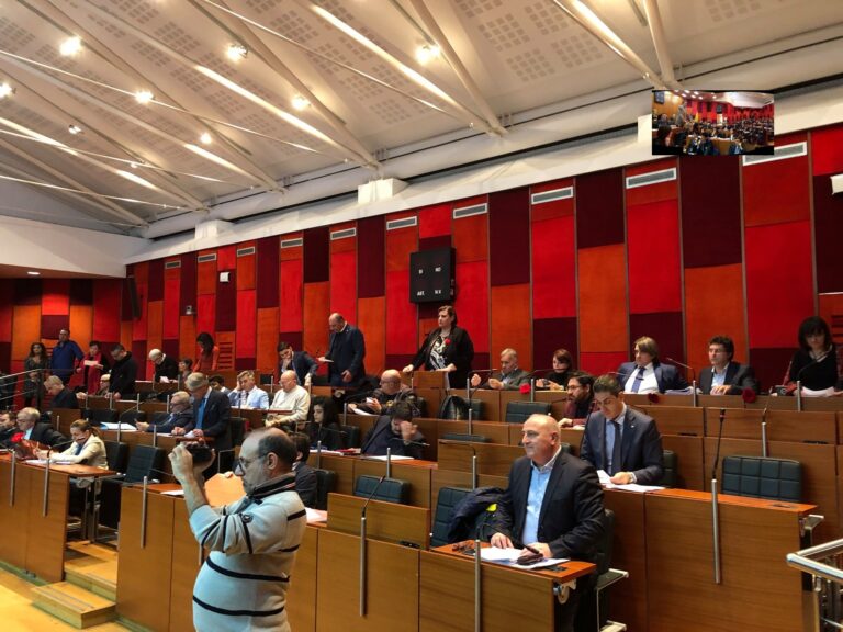 All’alba passa il bilancio, De Magistris si salva per un voto soltanto: 19 a 18, con assenze pesanti. Lunedì nuova seduta sull’Assestamento