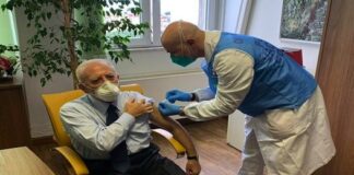 Anche De Luca vaccinato, dura reazione del sindaco De Magistris: “Vergognoso, dovrebbe chiedere scusa ai cittadini”