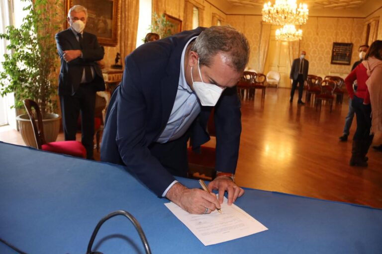De Magistris attacca De Luca: “Rispetto, i cittadini non sono sudditi…”. Intanto predisposti controlli a Capodichino