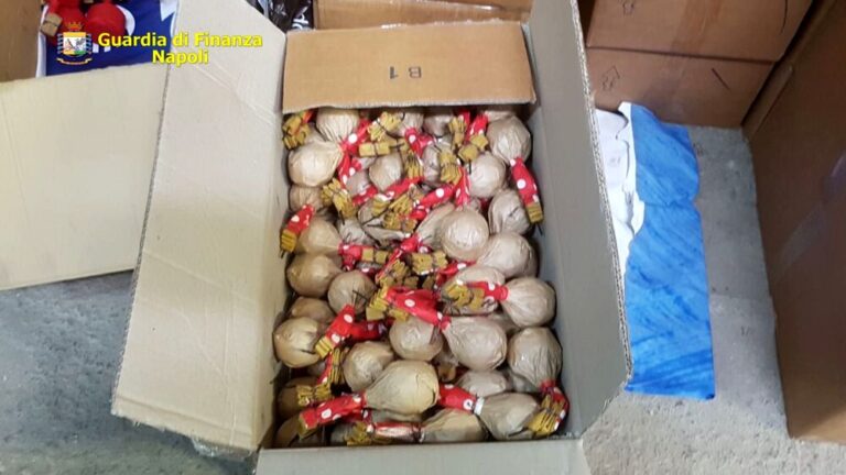 Irruzione della Finanza in due capannoni di Melito: sequestrati botti illegali e 600 litri di gasolio di contrabbando