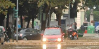 Maltempo in tutta la regione, a Giugliano decine di famiglie bloccate da una voragine