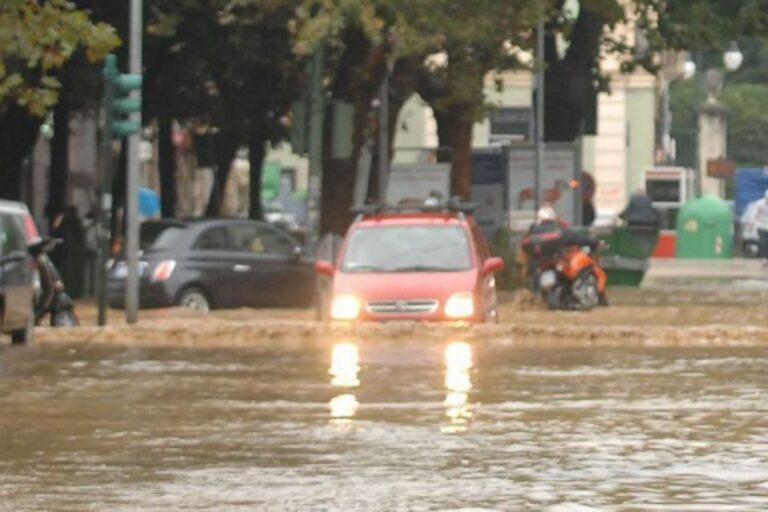 Maltempo in tutta la regione, a Giugliano decine di famiglie bloccate da una voragine