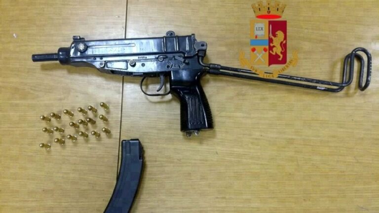 Afragola, punta mitraglietta contro agenti, arrestato 23enne