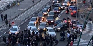 I ristoratori protestano sul lungomare di Napoli, De Luca convoca i rappresentanti delle Camere di commercio per i ristori