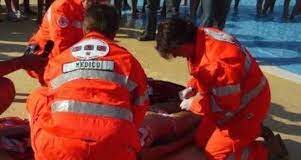 Tragedia in mare a Castel Volturno, pescatore 60enne muore annegato: aveva lasciato la barca che stava per affondare