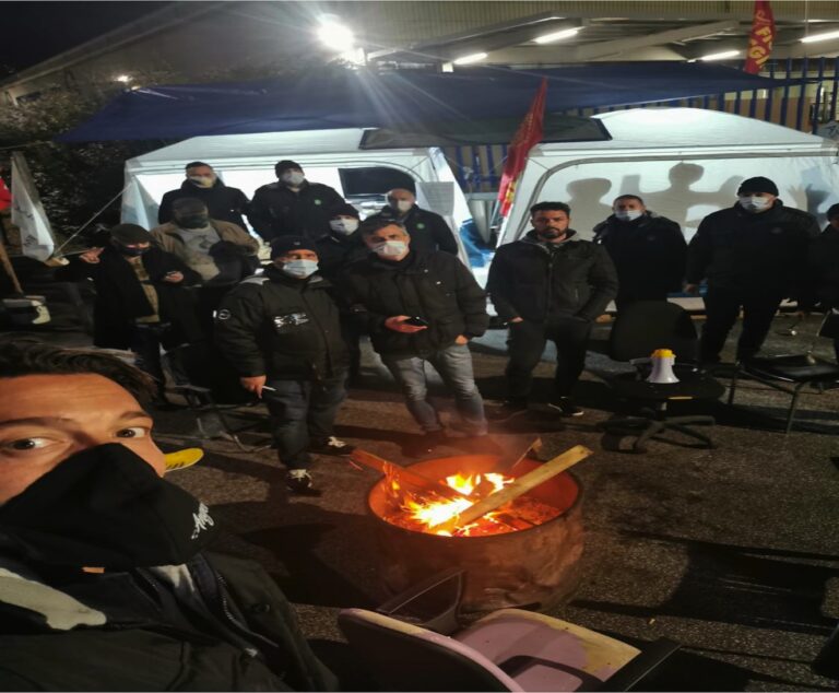 Whirpool, in attesa dell’incontro di lunedì al ministero i lavoratori presidiano lo stabilimento di Napoli