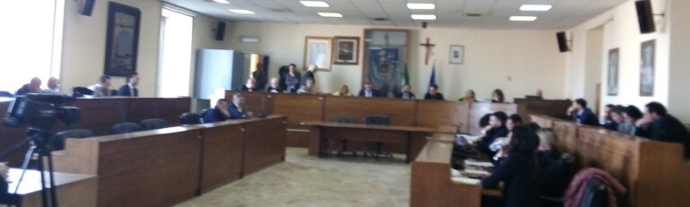 Aversa, spartizione senza fine: Golia e company pronti a sfiduciare Palmiero. Al suo posto Diana, mentre Dell’Iacono lascia Iv per il Pd e Forleo verso Zannini