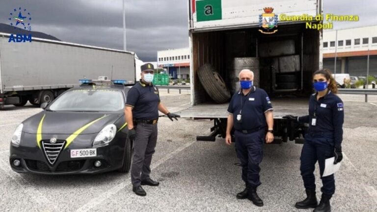 Napoli, sequestrato carico illecito di rifiuti destinato alla Libia e tonnellate di abiti provenienti dalla Svizzera