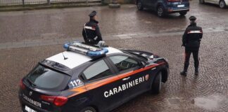 Portico di Caserta: sconosciuto chiede soldi, al rifiuto accoltella padre e figlio