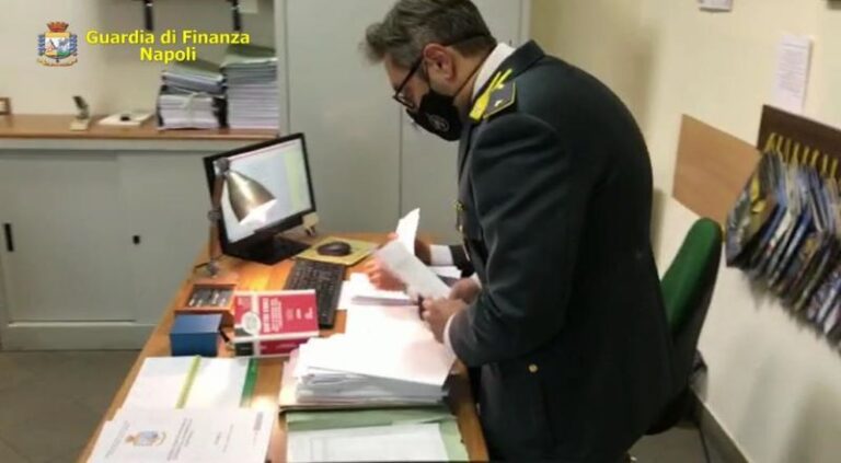 Castellammare. Abusi edilizi e induzione indebita: ai domiciliari un tecnico del Comune