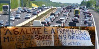 La protesta dei ristoratori campani in autostrada: cortei di auto a passo lentisismo