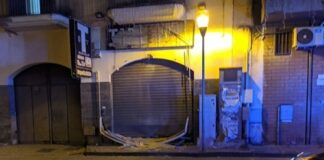 Bomba nella notte ad Aversa, nel mirino il tabacchino di via Belevedere