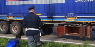 Un ragazzo curdo nascosto tra gli assi delle ruote di un tir, salvato dalla polizia