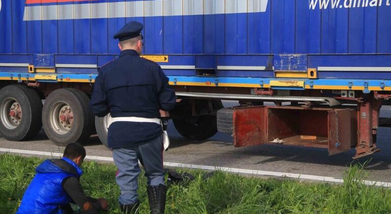 Un ragazzo curdo nascosto tra gli assi delle ruote di un tir, salvato dalla polizia