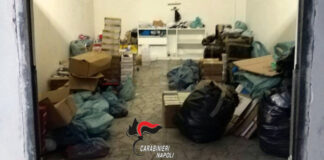 Napoli: 46enne denunciato, nel suo appartamento sequestrati 3200 capi di abbigliamento contraffatti