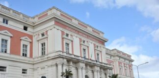 Ospedale Cardarelli di Napoli, non vuole attendere il turno al pronto soccorso e schiaffeggia medico: denunciata 32enne