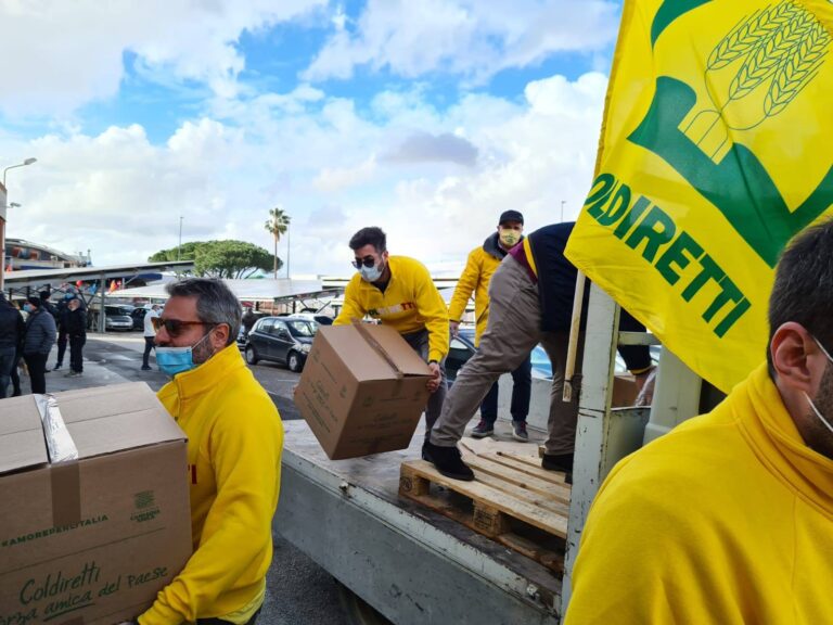 Dopo i pacchi natalizie ai dipendenti Whirlpool, Coldiretti Napoli organizza la ‘Calza sospesa’